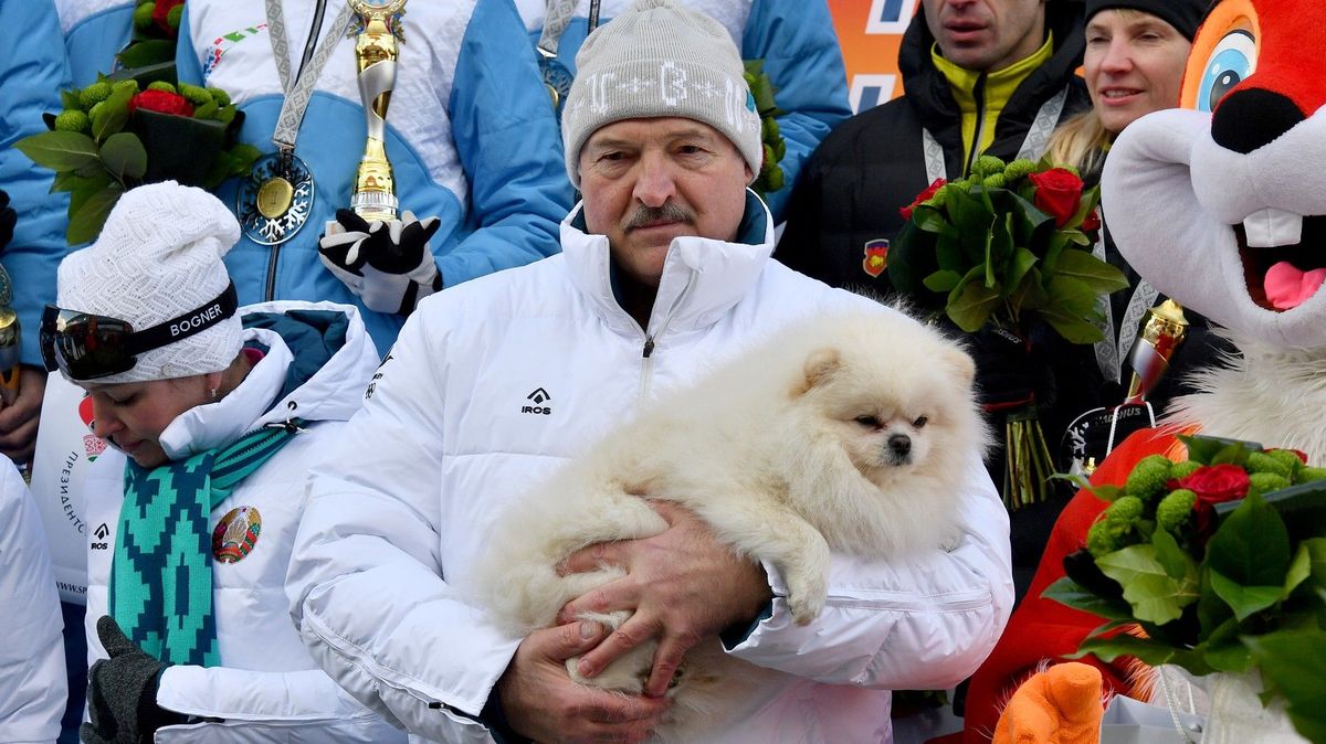 Nejvlivnější pes. Internet si utahuje z Lukašenka kvůli jeho špicovi
